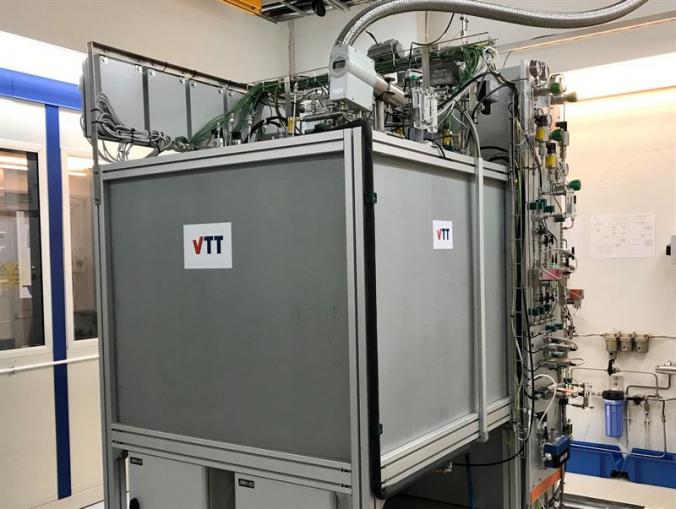 Movable fuel cell electrolyser produces hydrogen and electricity from hydrogen in an emission-free manner with excellent efficiency