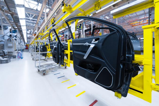 What distinguishes companies that are making rapid progress in digitalizing their manufacturing operations from those that are not?