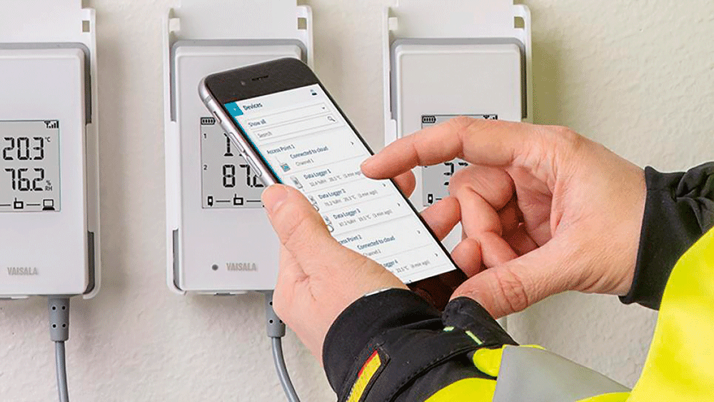 LIFT-Vaisala_Jade-Smart-Cloud-checking-data-on-mobile-phone-800x450px
