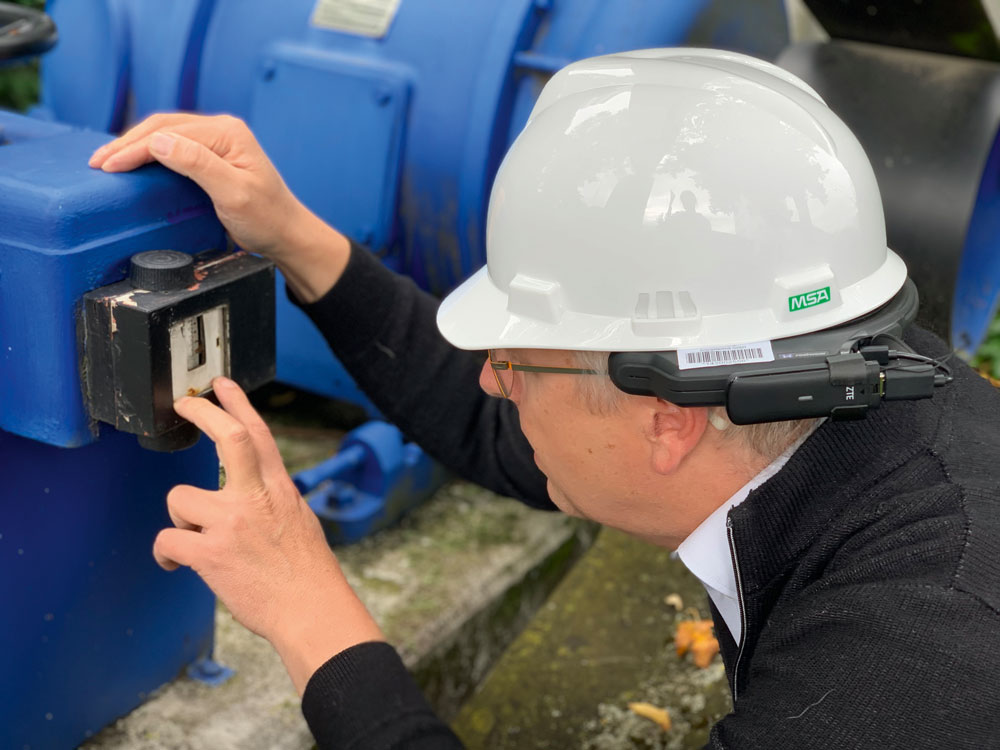 TÜV_SÜD_Inspector-during-visual-inspection