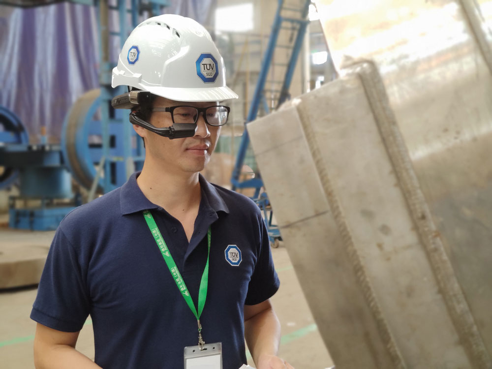 TÜV_SÜD_Inspector-using-VR